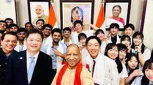 Photo of जापानी छात्रों के लिए यादगार बना पल, मुख्यमंत्री योगी आदित्यनाथ के साथ शानदार सेल्फी.