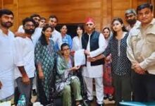 Photo of 21 दिनों तक अनशन करने वाली नेहा बोरा से मिले अखिलेश यादव, ट्वीट की 24 लाइन की कविता