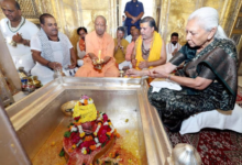 Photo of राज्यपाल व मुख्यमंत्री ने किए बाबा विश्वनाथ के दर्शन-पूजन