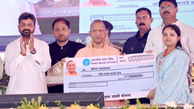 Photo of महराजगंज में मुख्यमंत्री ने बांटे स्वीकृति पत्र, चेक और टूलकिट