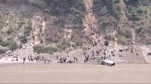 Photo of बदरीनाथ यात्रा के दौरान टेंपो ट्रेवलर पलटा, महिला की मौत, 17 लोग घायल, राहत कार्य जारी