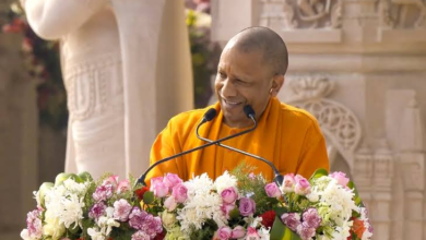 Photo of मुख्यमंत्री योगी के आह्वान पर नन्हे-मुन्नों का रोली-तिलक और पुष्पवर्षा से हुआ स्वागत, गूंजे स्वागत गीत