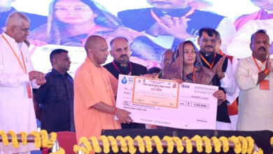 Photo of मुख्यमंत्री योगी के हाथों योजनाओं का लाभ पाकर खिले लाभार्थियों के चेहरे