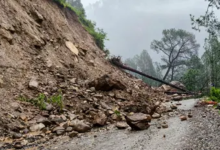 Photo of उत्तराखंडः आफत की बारिश और भूस्खलन! चारधाम यात्रा पर लगाई गई रोक, सुरक्षित स्थानों पर रोके गए यात्री