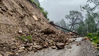Photo of उत्तराखंडः आफत की बारिश और भूस्खलन! चारधाम यात्रा पर लगाई गई रोक, सुरक्षित स्थानों पर रोके गए यात्री