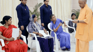 Photo of सीएम योगी ने जनता दर्शन में सुनीं समस्याएं, बोले-हर व्यक्ति की समस्या का समाधान सरकार की प्राथमिकता