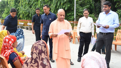 Photo of मुख्यमंत्री योगी ने गोरखनाथ मंदिर में सोमवार सुबह जनता दर्शन में लोगों से की मुलाकात