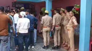 Photo of लखीमपुर के स्कूल में महिला टीचर को गोली मारी, युवक ने खुद को भी उड़ाया, दोनों की मौत