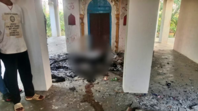 Photo of UP के शाहजहांपुर में मंदिर के अंदर दो साधुओं की हत्या, शव जलाने का भी आरोप