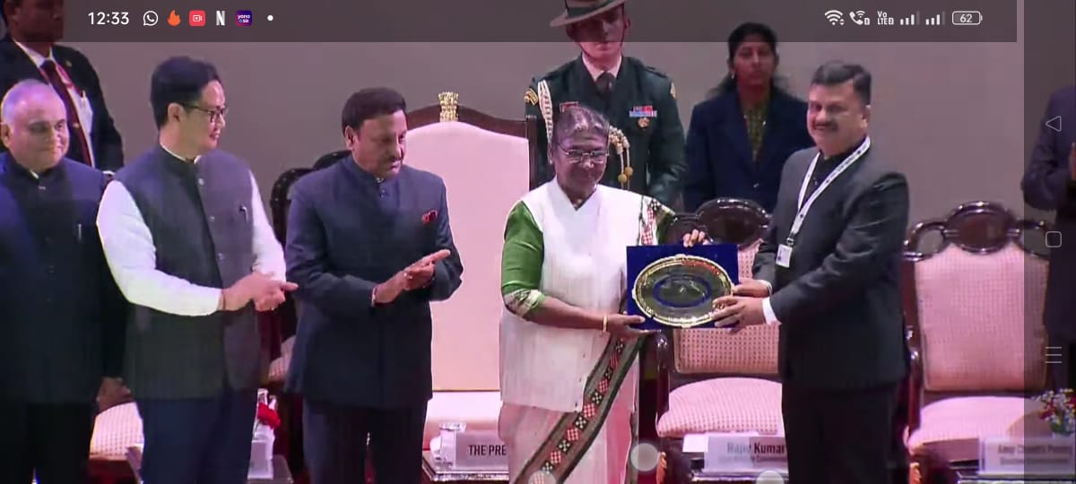 Photo of DM डाॅ. दिनेश चन्द्र को मिला ‘‘बेस्ट इलेक्टोरल प्रैक्टिस अवार्ड-2022‘‘ | LATEST NEWS