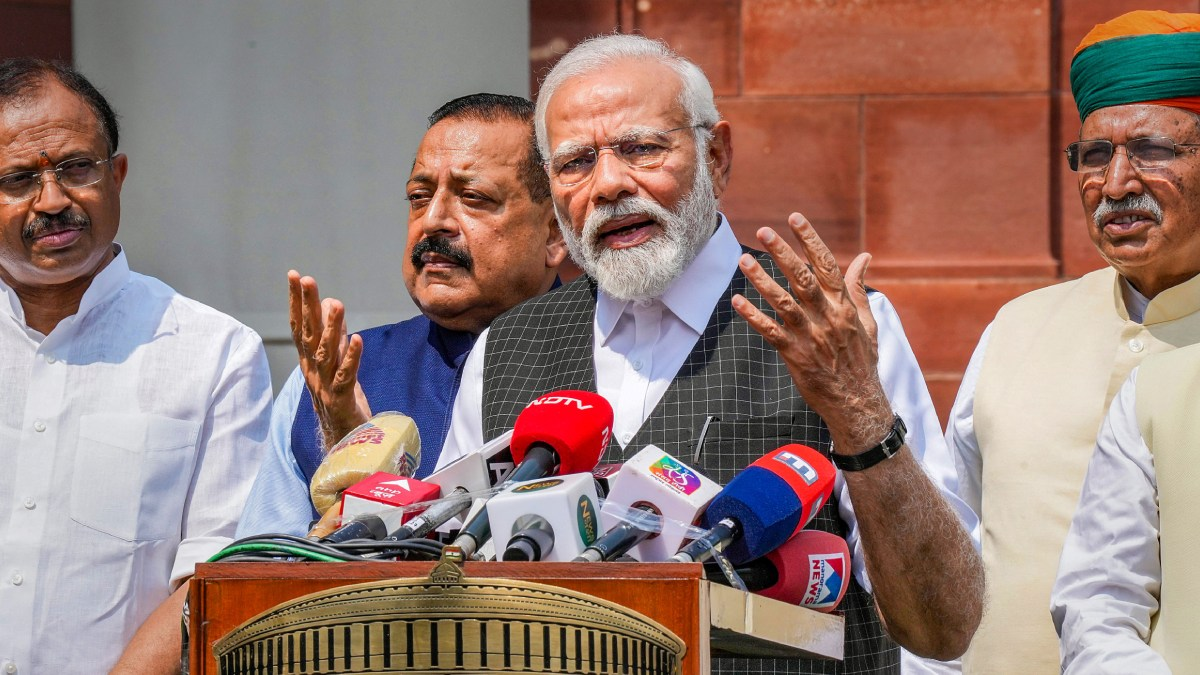 Photo of मणिपुर में इंसानियत शर्मसारः 2 महिलाओं को निर्वस्त्र कर घुमाया, PM की चेतावनी- बख्शे नहीं जाएंगे आरोपी