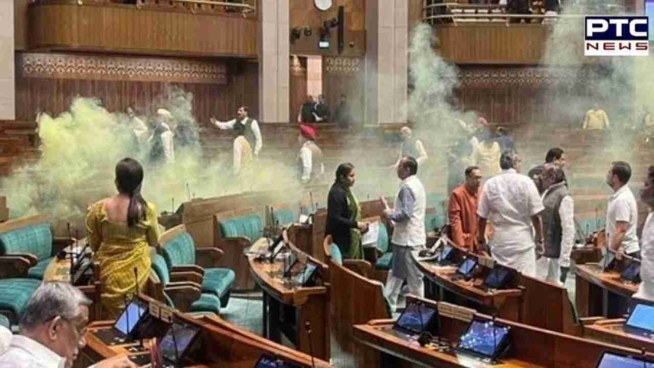 Photo of LIVE Lok Sabha Security Breach | जूते से निकाले स्प्रे और धुआं-धुआं कर दिया संसद