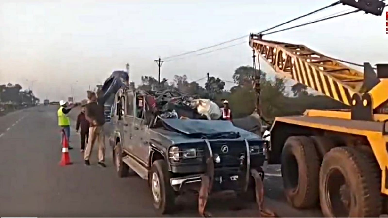 Photo of जबलपुर में तेज रफ्तार जीप और बस की टक्कर, 6 की मौत, 2 घायल