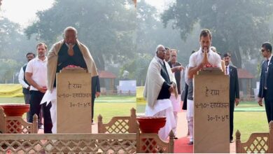 Photo of राजघाट पर महात्मा गांधी को श्रद्धांजलि देने के बाद निकले राहुल, प्रियंका और खरगे, CEC के खिलाफ देंगे धरना