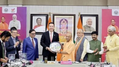 Photo of सिंगापुर दो प्रमुख कंपनियों के साथ हुए एमओयू, मुख्यमंत्री योगी आदित्यनाथ ने सौंपा पात्रता प्रमाणपत्र