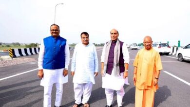 Photo of लखनऊ में एलिवेटेड रोड शुरू, एक्सप्रेस-वे पर पहली बार फर्राटा भरते दिखे वाहन; नया सफर देख रोमांचित हुए लोग