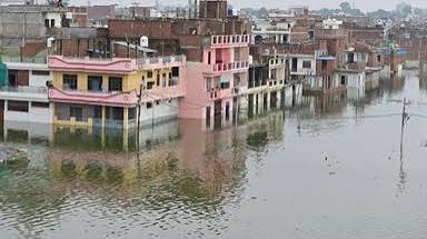 Photo of यूपी में भारी बारिश और बैराजों से पानी छोड़े जाने के कारण उफान पर नदियां, हादसों में चार की मौत