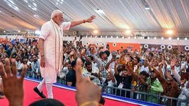 Photo of पीएम की सुरक्षा में चूक? कल्चरल सेंटर से पकड़े गए दो संदिग्ध; बंदूक बरामद, खुद को बताया पीएमओ अधिकारी