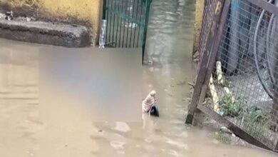 Photo of गाजियाबाद में बारिश बनी जानलेवा: इंदिरापुरम में ट्रांसफॉर्मर के पास पानी में उतरा करंट