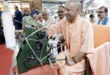 Photo of CM योगी ने गांधी जयंती पर खरीदे खादी के वस्त्र, 30 जनवरी तक 25 फीसदी छूट