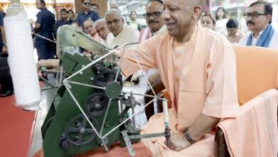 Photo of CM योगी ने गांधी जयंती पर खरीदे खादी के वस्त्र, 30 जनवरी तक 25 फीसदी छूट