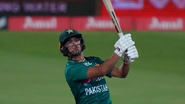 Photo of जिस बैट से 2 छक्के लगाकर PAKISTAN को पहुंचाया फाइनल में अब वह बाढ़ पीड़ितों के काम आएगा | LATEST NEWS UPDATE