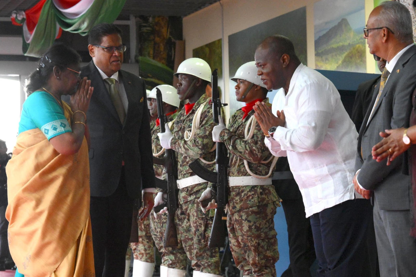 Photo of सूरीनाम पहुंचीं राष्ट्रपति मुर्मू, हवाई अड्डे पर हुआ भव्य स्वागत